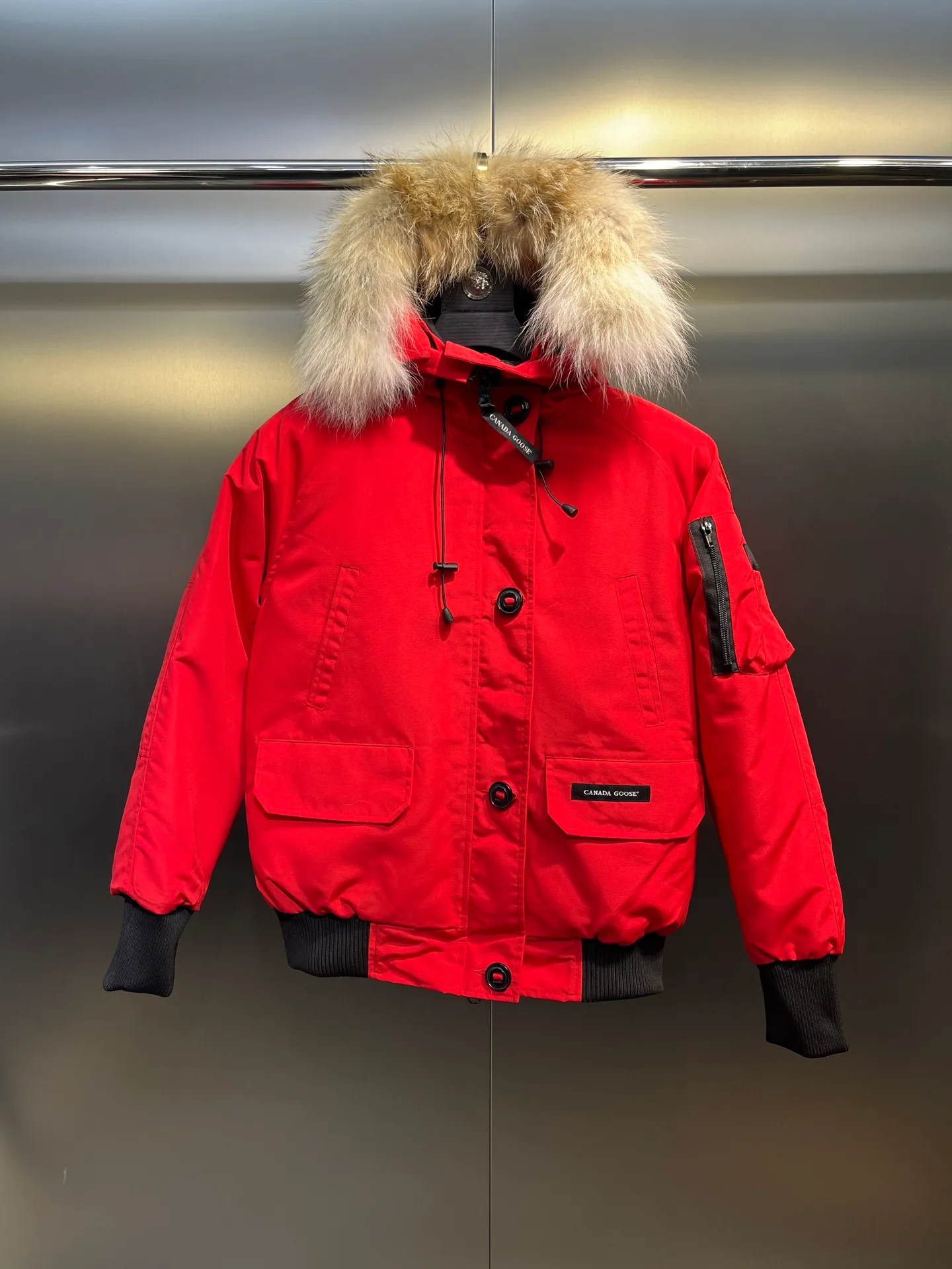 P780 CANADA GOOES 02 model Chilliwa bomber jacket 02 model, chosen by Arctic and Antarctic scientific expedition teams as their cold-proof equipment, the Rolls-Royce of down jackets. ➖ Industry-leading anti-counterfeiting chip sensing. ➖ Imported Behringer embroidery machines and customized embroidery labels, the highest level and industry leading. ➖ Imported Korean 21-count polyester-cotton blended original fabric, TC85 waterproof coated fabric, water-repellent, windproof and wear-resistant. ➖ The new national standard 80 white duck down is filled with an average of 520 grams of down. The amount of down filled is industry-leading. ➖ 100% nylon lon lining with double double-layer sealing design to prevent velvet running, seamless thread design on cuffs! ➖ Western Canadian Green Wolf Collar. ➖ Yoshida YKK provides original factory-customized electroplated sliders. YKK two-way lockable zippers are tight and smooth and do not peel off paint. ➖ 3M composite Velcro is durable and the accessories and hardware are all custom-made. Note: Our copywriting is only simple and clear. Instead of bragging about the copywriting, it is better to compare and understand with samples. Only for the purest, most focused, most professional, highest quality, and highest sex!  size：xs-xl